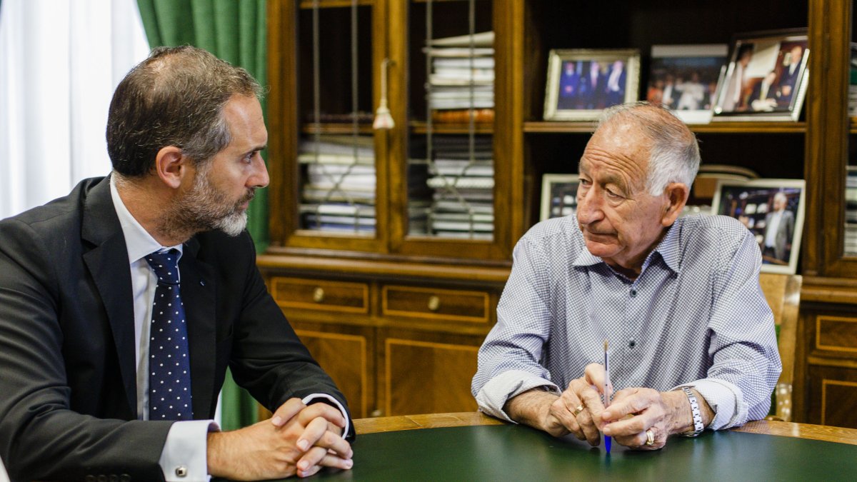 Momento previo a la firma del acuerdo entre Diputación y Caixabank.