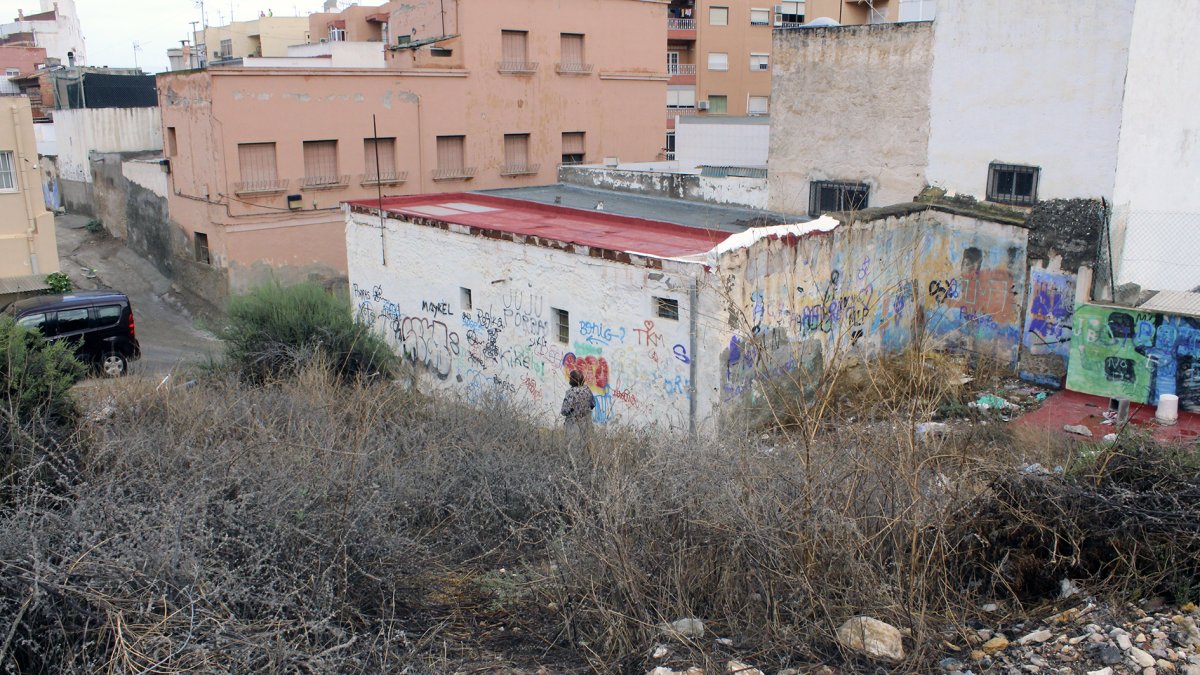 El popular Hoyo de Las Tres Marías y la valla metálica que lo separa del Hoyo de los Coheteros, que muestra un aspecto mucho más cuidado.
