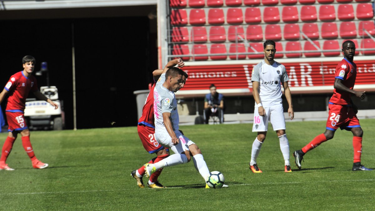 El Almería estuvo gris (como su camiseta) en la segunda mitad.