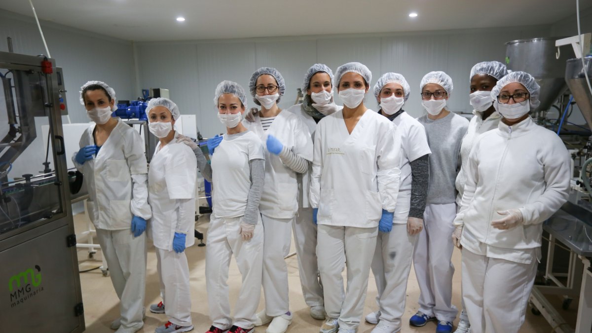 Personal de laboratorio y envasado durante el proceso de fabricación.