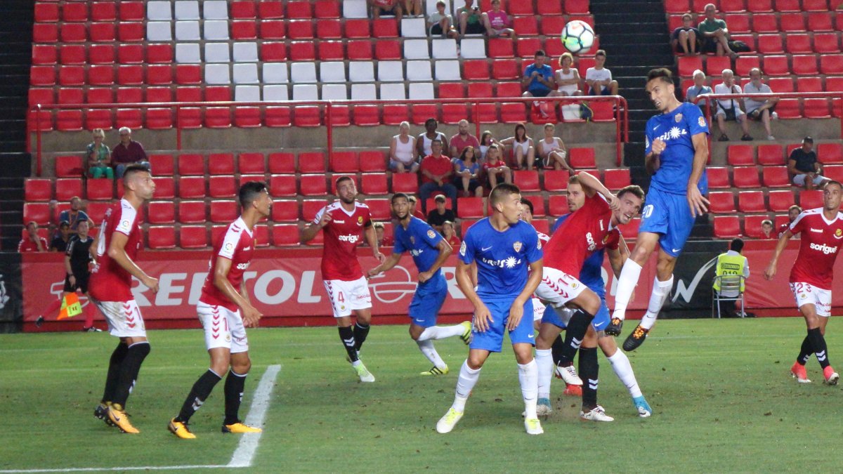 Pablo Caballero rematando de cabeza en Tarragona.