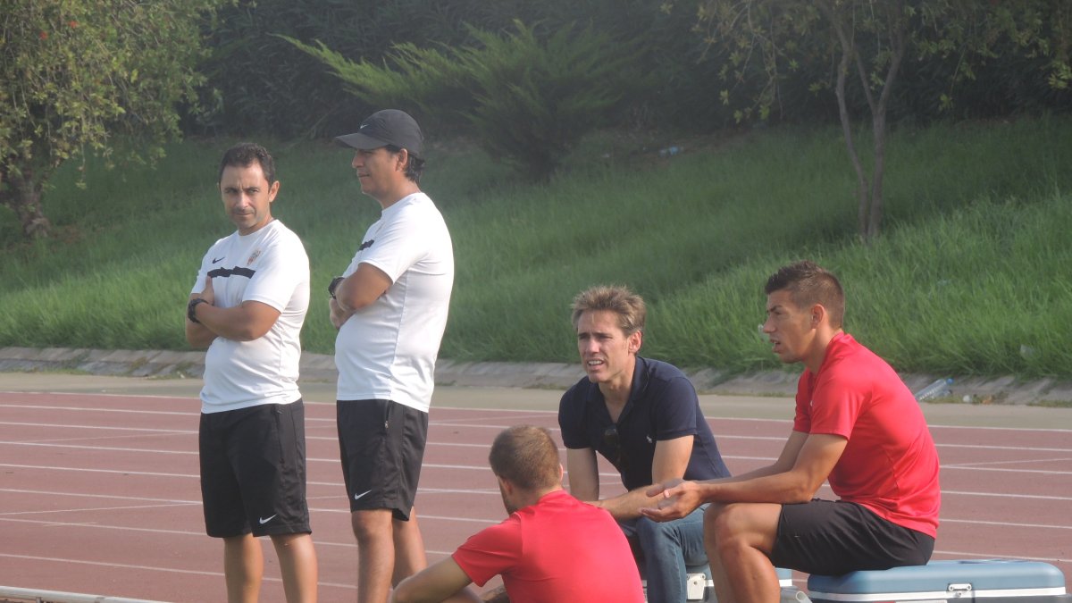 Corona habla con Morcillo y Rubén Alcaraz.