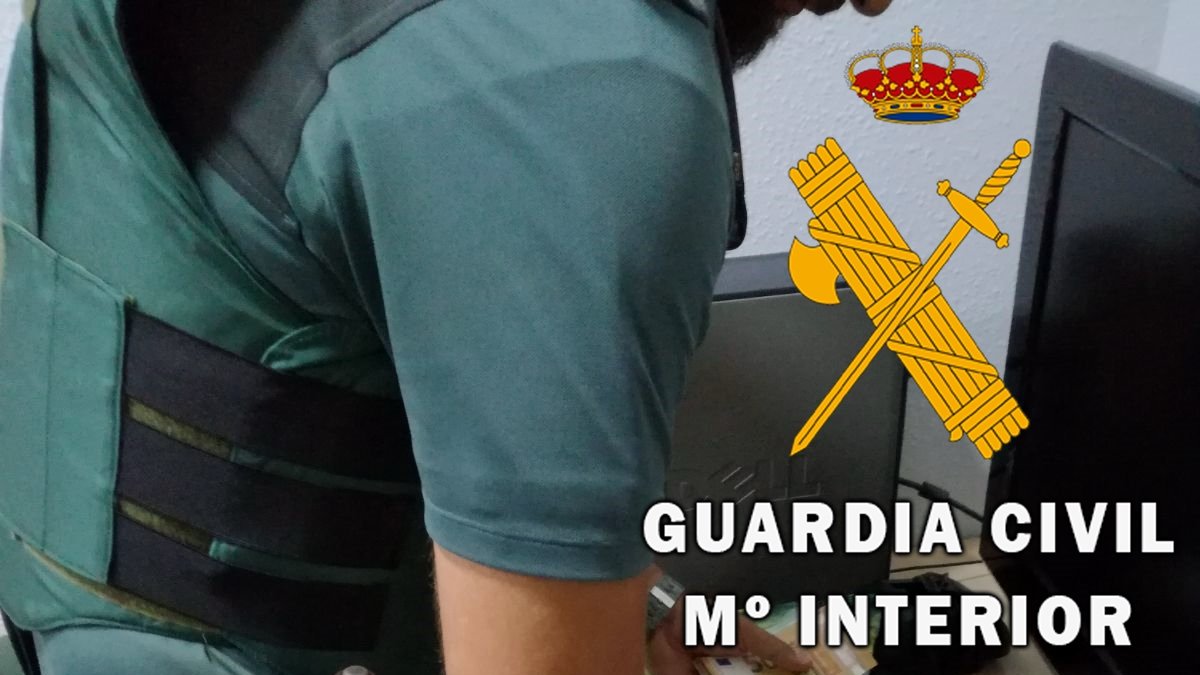 Imagen de la incautación de la droga y el dinero por parte de la Guardia Civil.