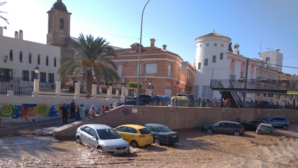 El agua sorprendió a varios vehículos estacionados en la rambla.
