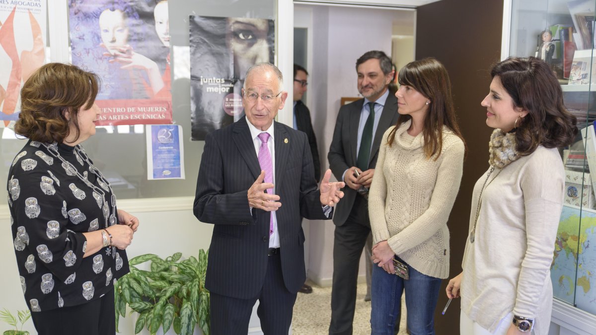 Visita del presidente de la Diputación y la diputada de Igualdad al Centro de la Mujer.