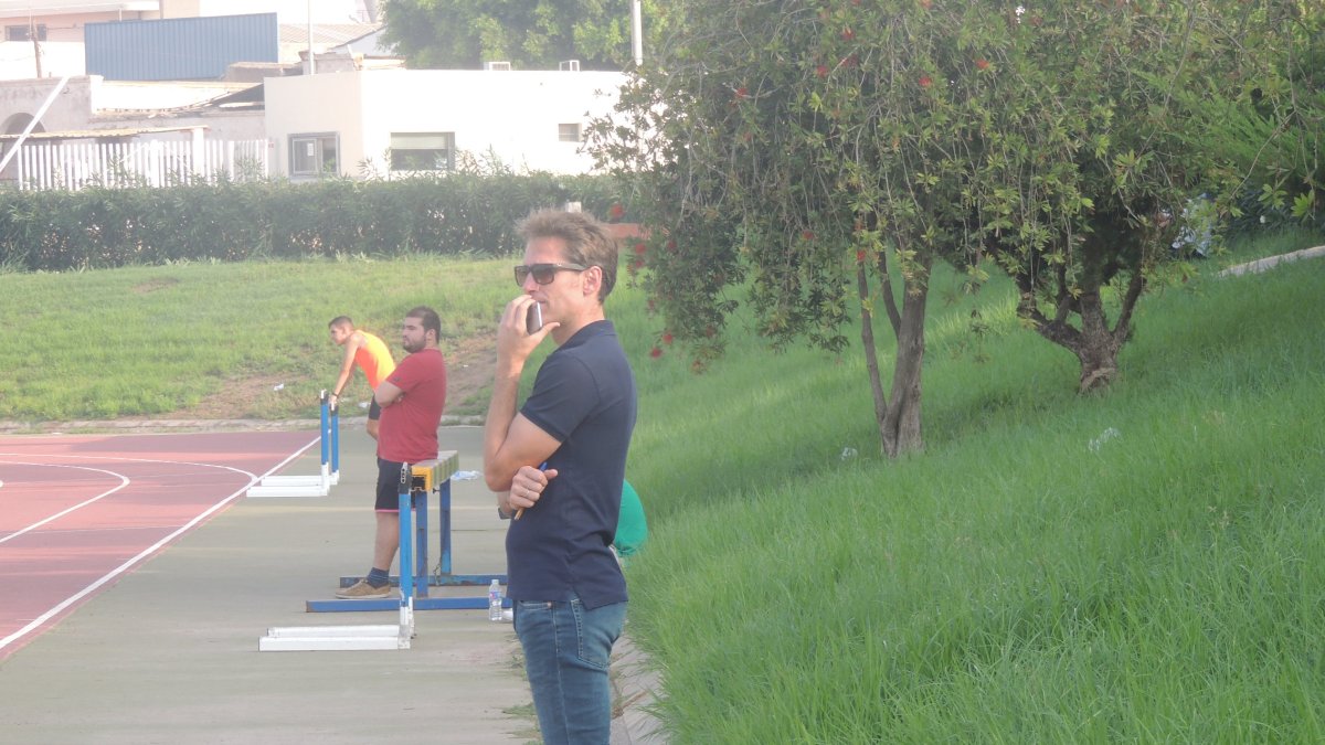 Miguel Corona contemplando su obra deportiva.