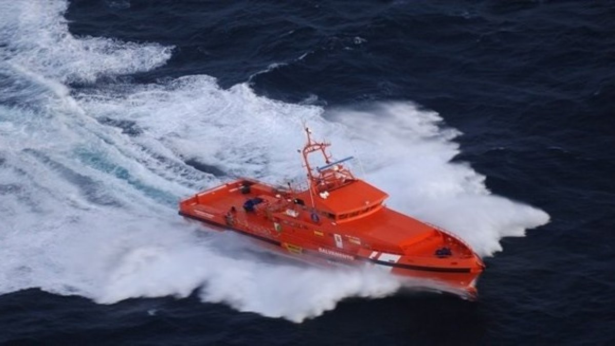 Embarcación de Salvamento Marítimo participando en un rescate.