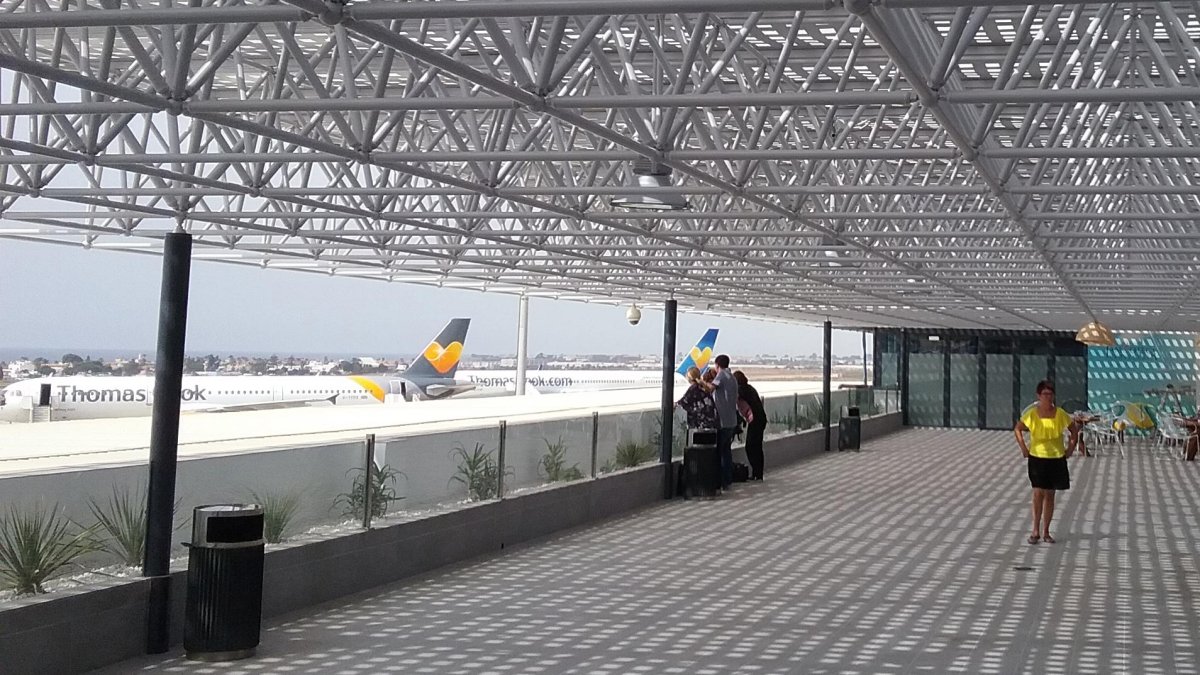 Vista de la pista desde la terraza del Aeropuerto de Almería.