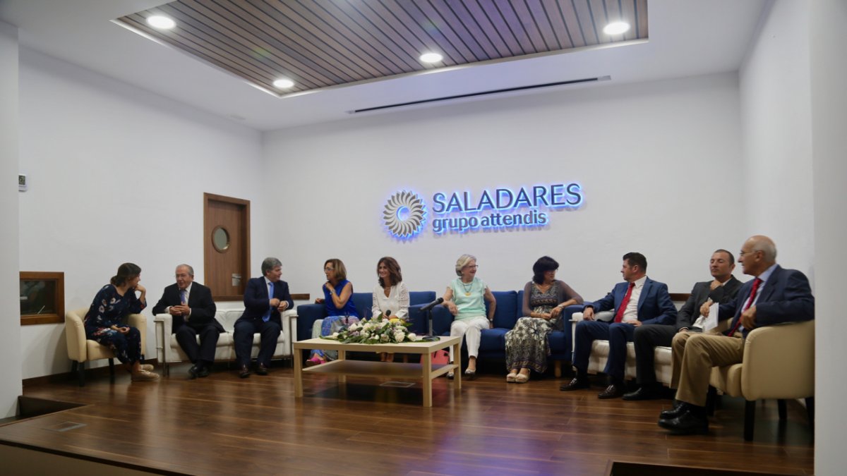 Padres y antiguos directores se han reunido en una mesa redonda.