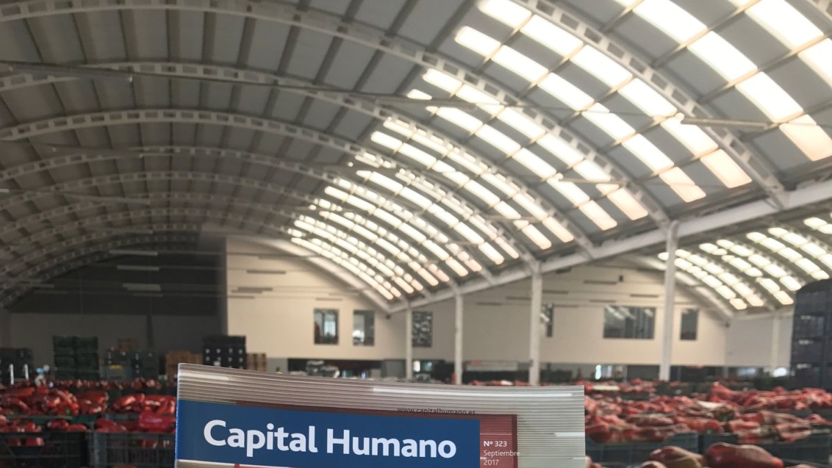 La portada de la revista Capital Humano en una de las subastas de Alhóndiga La Unión.