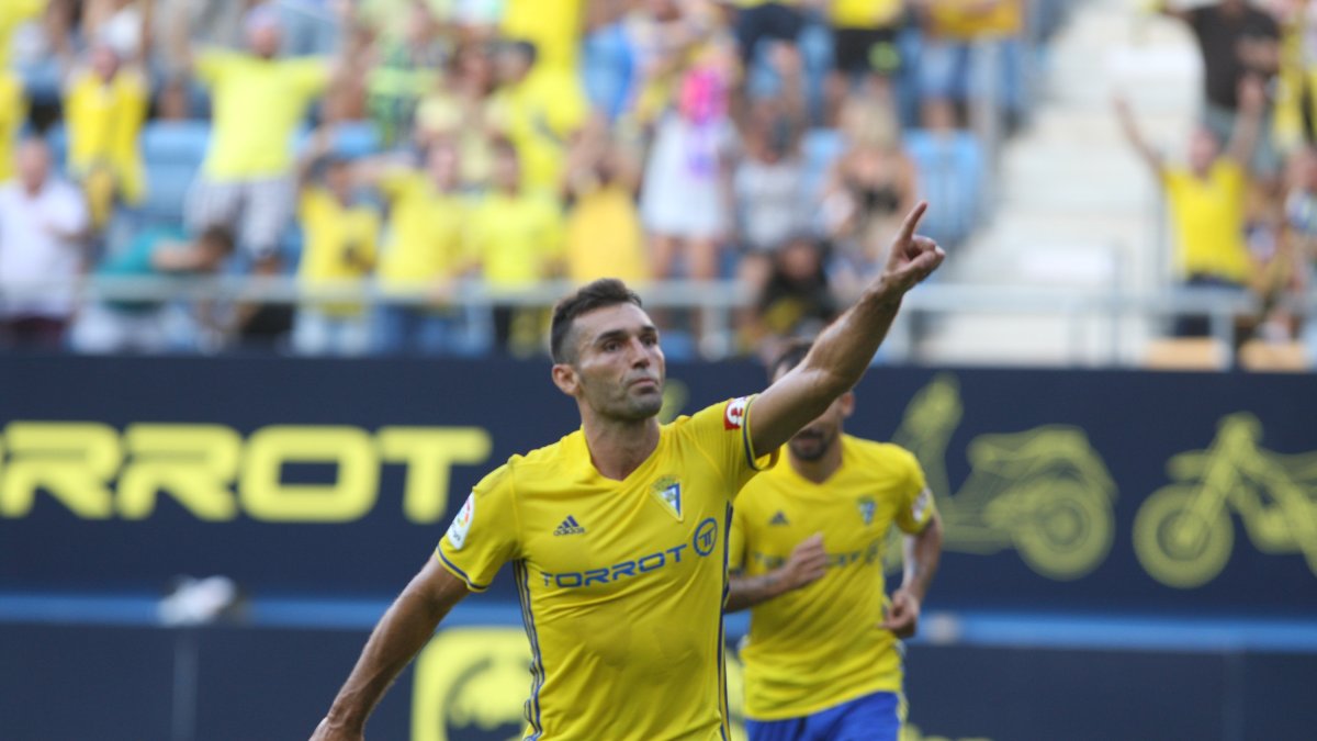 Barral celebrando el gol de la victoria.