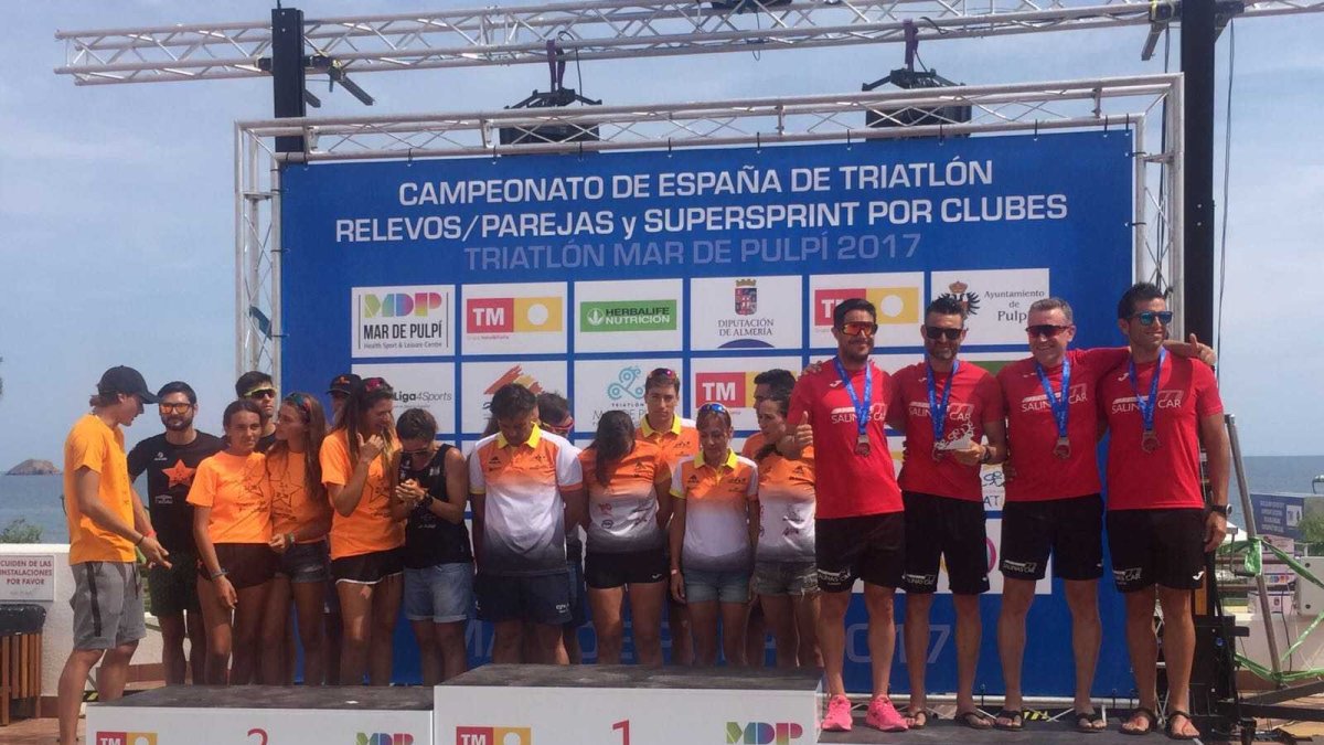 El equipo de Salinas car subido a su lugar en el podio.