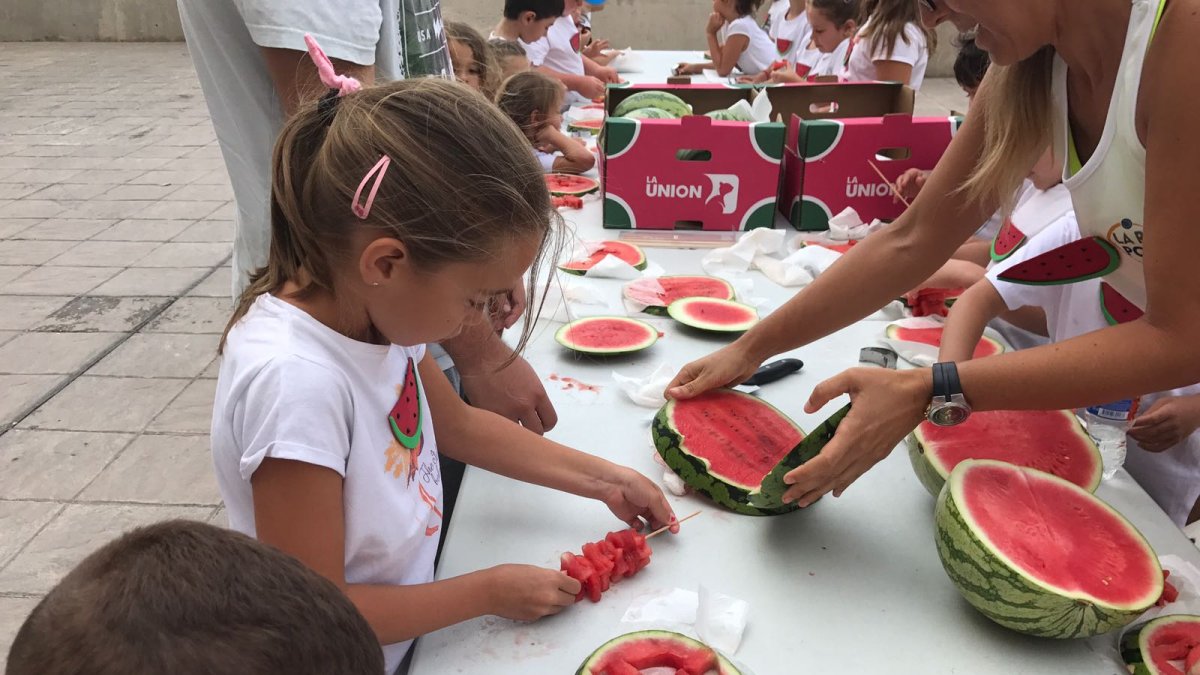 Niños y niñas aprenden a hacer pinchitos de sandía en un taller de la Unión Junior, una iniciativa de la empresa Alhóndiga La Unión. La voz