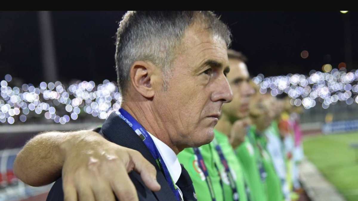 Lucas Alcaraz en el banquillo de Argelia.