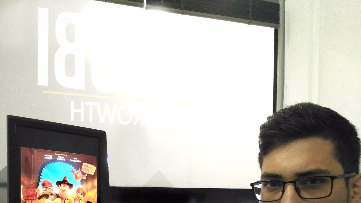 Fran Rubí en su estudio en Wood Work Coworking.