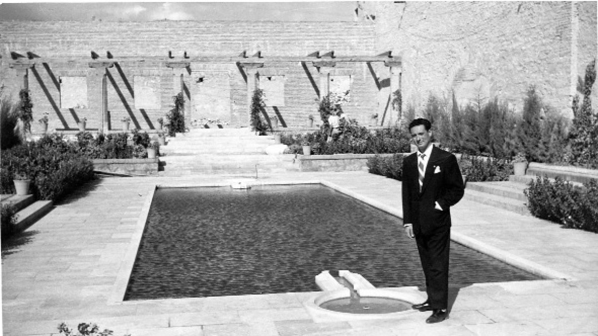 Adolfo Martínez junto al estanque de la Alcazaba.