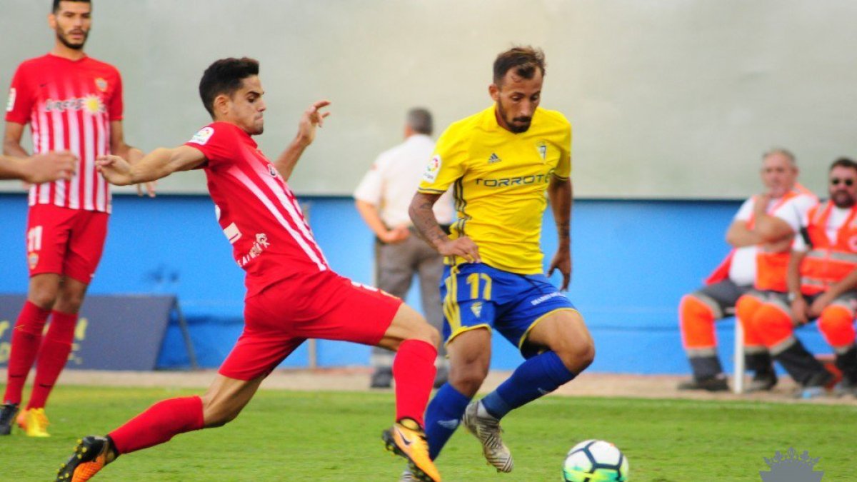 Fran Rodríguez en una jugada con Aitor García.