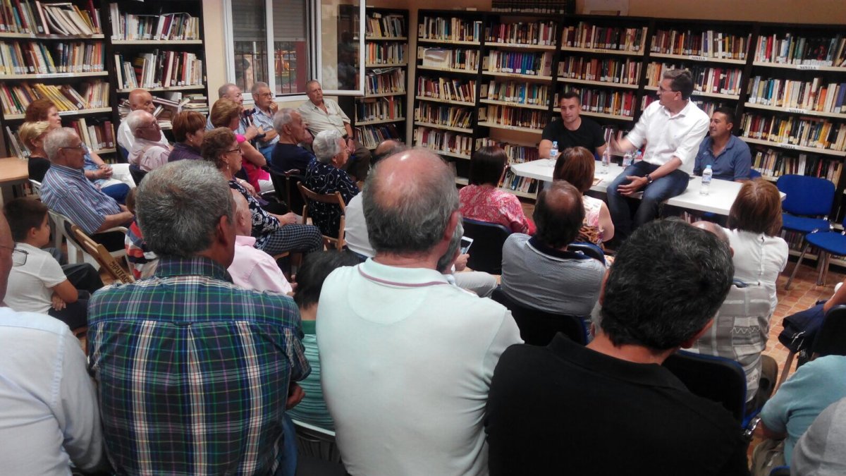 José Luis Sánchez Teruel en la biblioteca de Chirivel