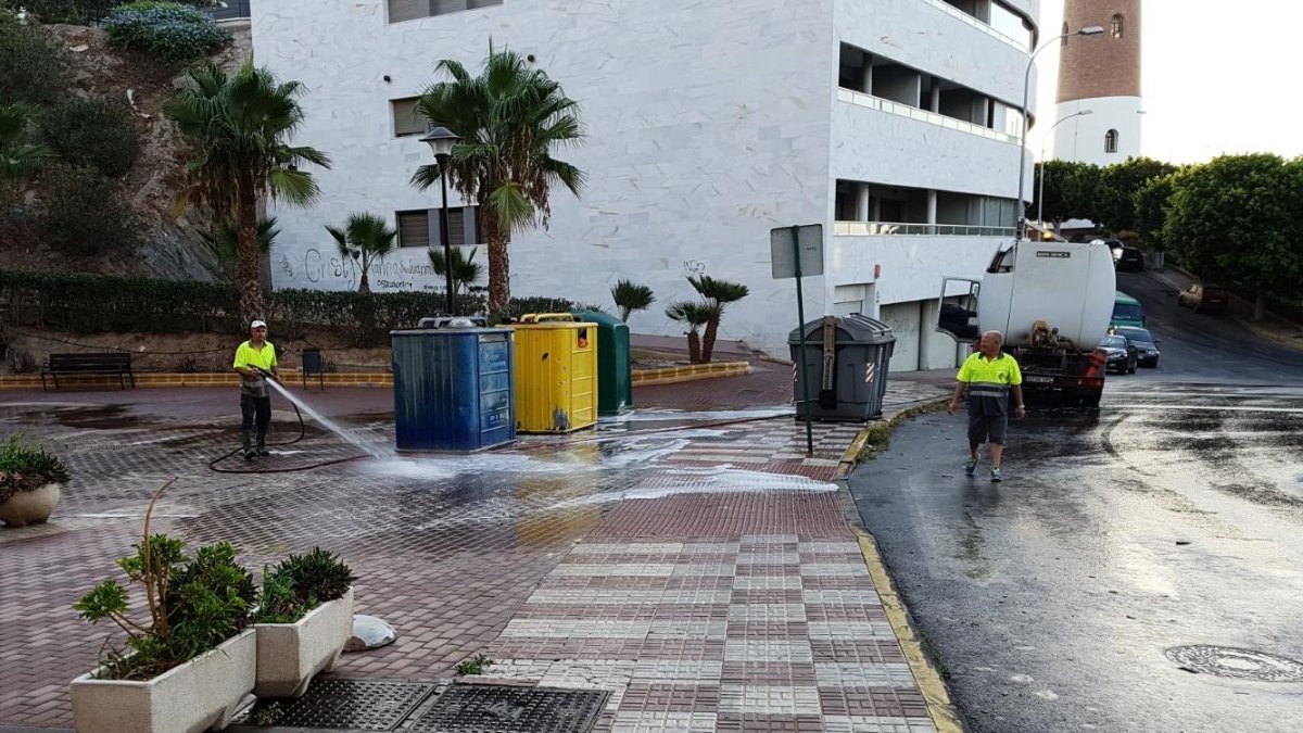 El baldeo se realiza desde las 18:00 horas.