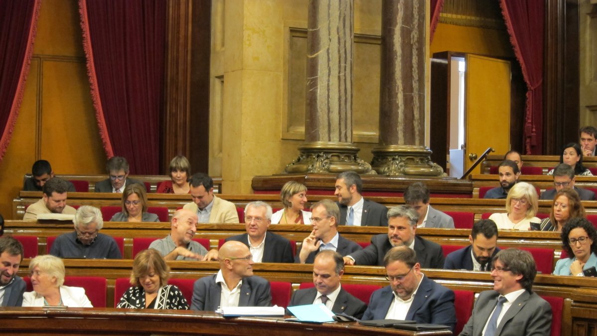 El Govern, en primera fila de escaños del Parlament, ayer