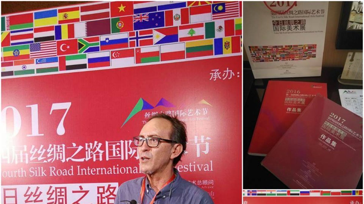 Fernando Barrionuevo, en su primer día en la Silk Road International Art Exhibition de China (Foto: Facebook Fernando Barrionuevo).