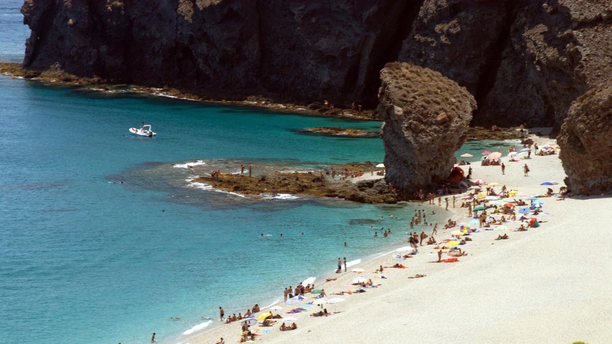 Vista de la Playa de Los Muertos de Carboneras.