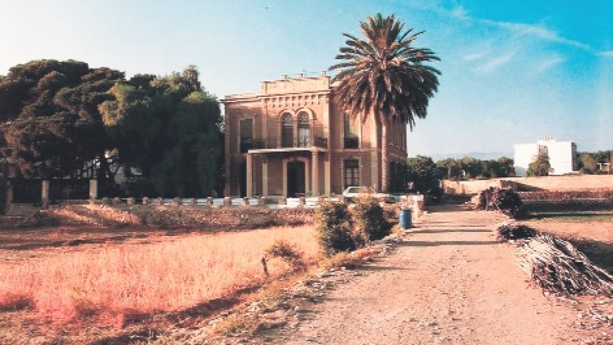 La casa palacio de Villa Soledad fue escenario hace un siglo de grandes fiestas y banquetes. En sus salones tomaban el te las familias de la alta soc