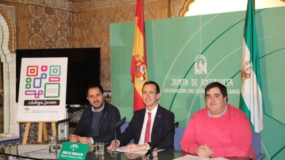 El delegado de Salud y directivos del IAJ.