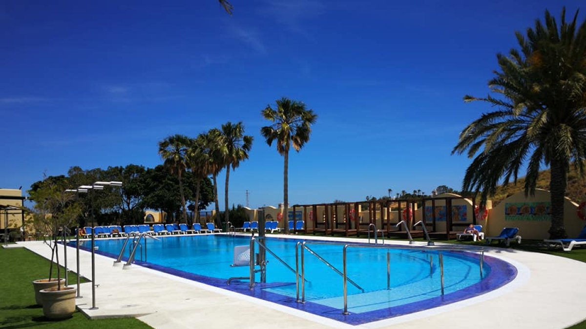 Vista de la espectacular piscina del Camping Los Escullos.
