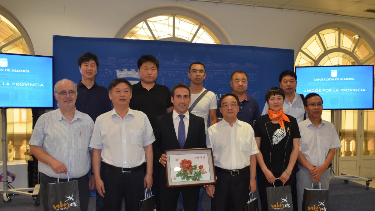 La delegación de hebei tras el encuentro con el vicepresidente de la Diputación, Óscar Liria.