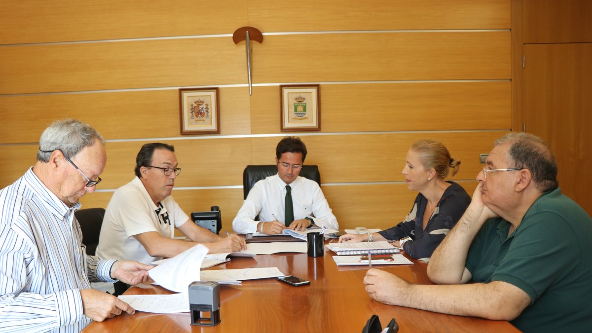 Firma del contrato de cesión de la gestión de las escuelas deportivas.