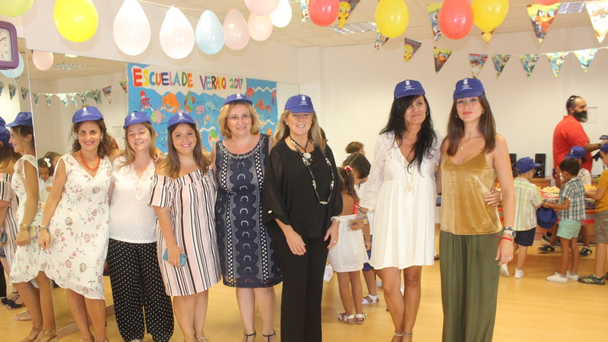 Eva María Carrillo, Míriam Estrada, Macarena Montiel, Marta Tristán, monitoras;?y Mª José Blanes, responsable de la Escuela; con Encarni Quesada y la