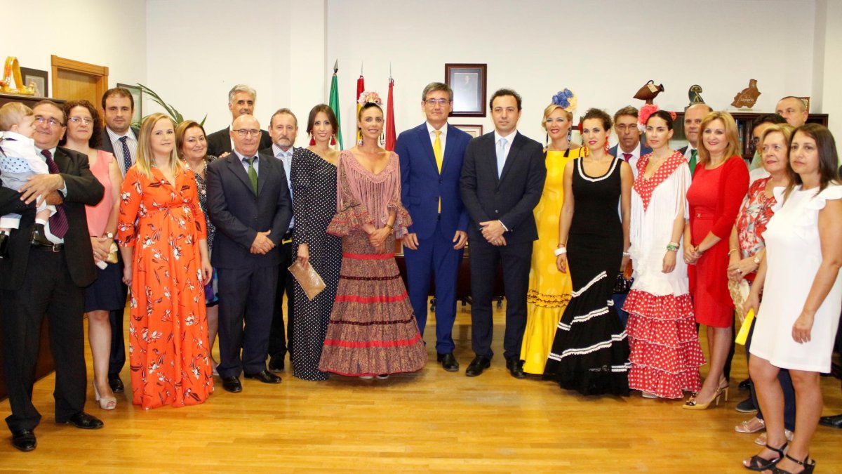 El alcalde de Adra, Manuel Cortés, junto con los concejales de la Corporación Municipal; y el pregonero de la Feria y Fiestas.