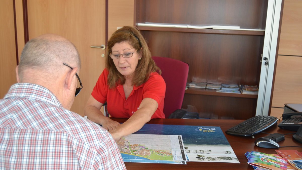 Un turista informándose en la oficina de turismo de Aguadulce.