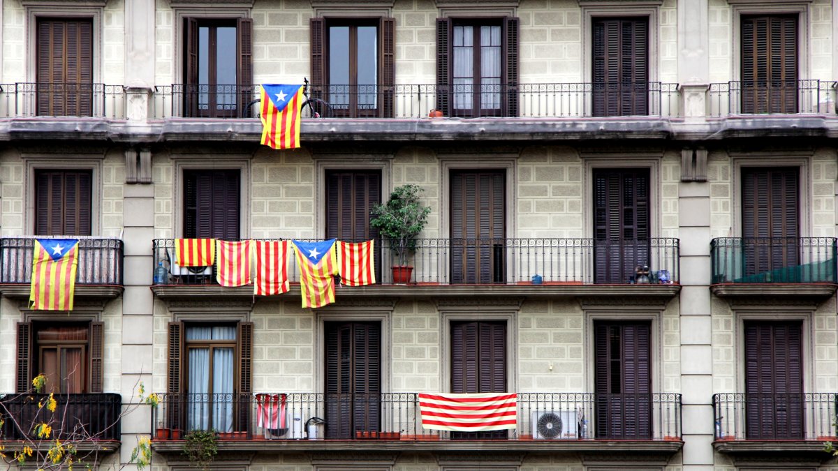 Señeras en balcones en un edificio en Barcelona.