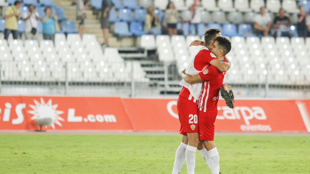 Fran se abraza a Caballero.