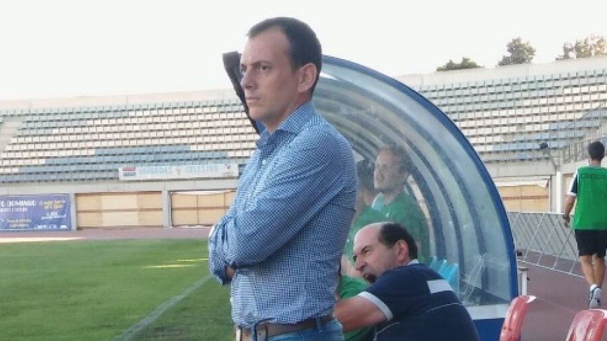 El entrenador del CD El Ejido, pendiente en la banda.