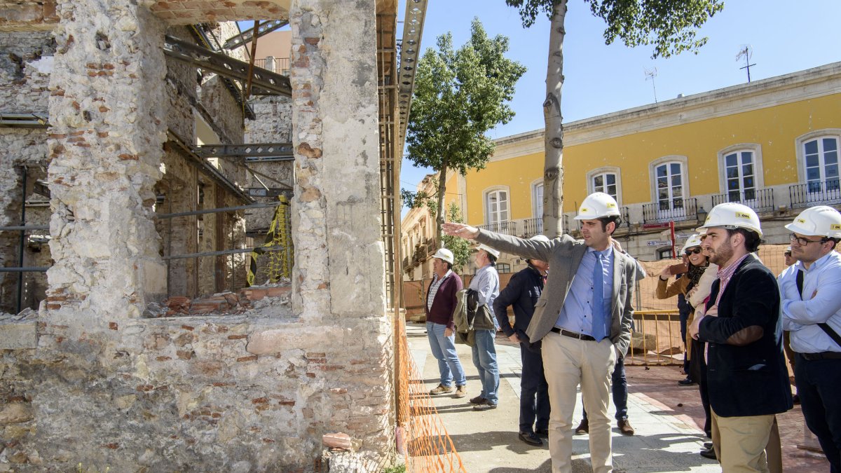 Ramón Fernández-Pacheco visitando las obras del edificio del ayuntamiento en la Plaza Vieja el pasado mes de marzo.
