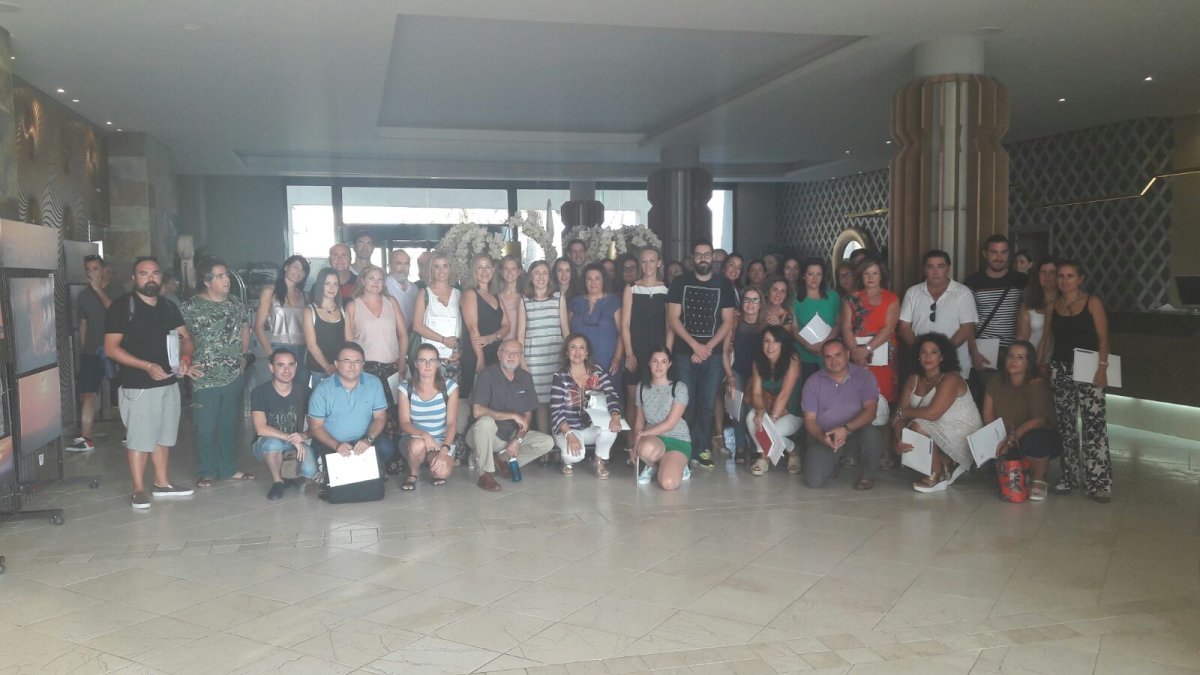 Foto de familia de la delegada de Educación con docentes de colegios públicos rurales asistentes a las jornadas.