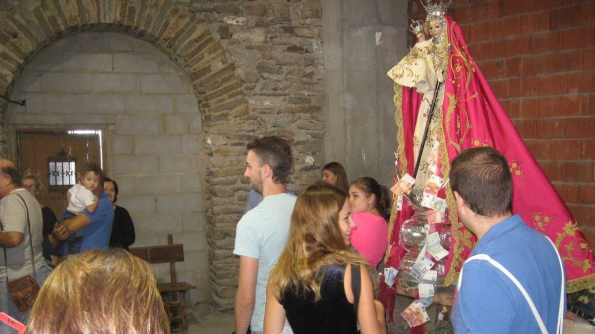 En su camarín Allí estuvo la Virgen hasta las 7 de la tarde. Foto: J.L.L.B.