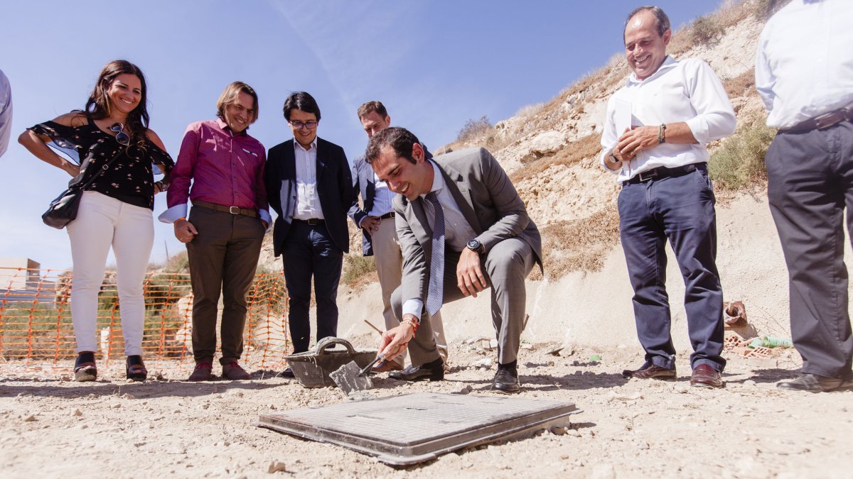 El alcalde y miembros del equipo de gobierno en la primera piedra del futuro edificio de la Plaza Marín.
