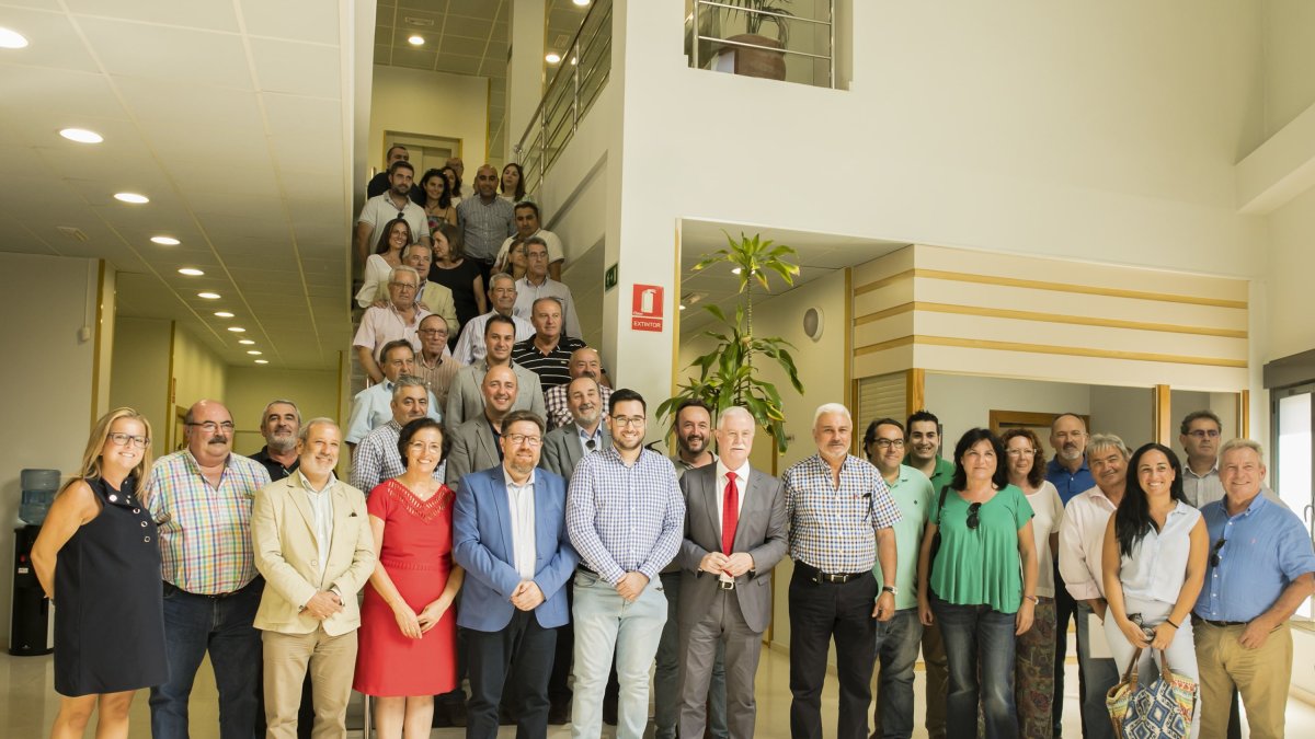 El consejero ha escuchado a representantes de todas las comarcas en el ayuntamiento de Tabernas.