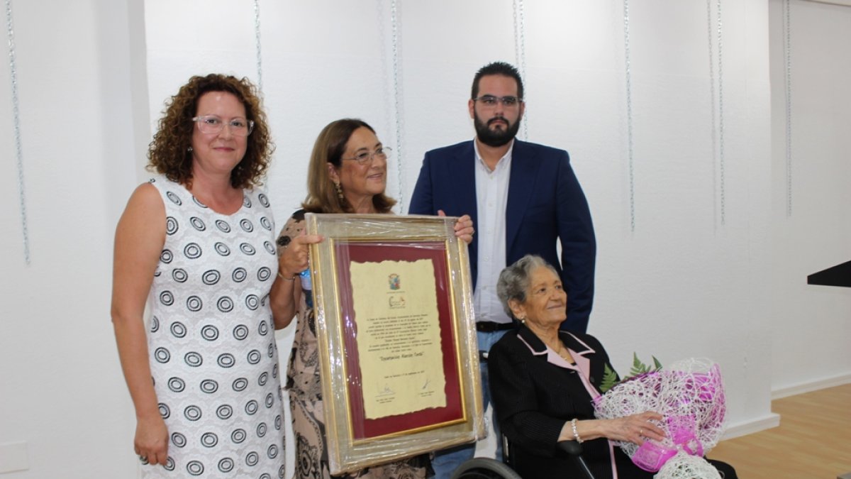 El Ayuntamiento entregó un pergamino con el acuerdo del equipo de gobierno como recuerdo del evento.