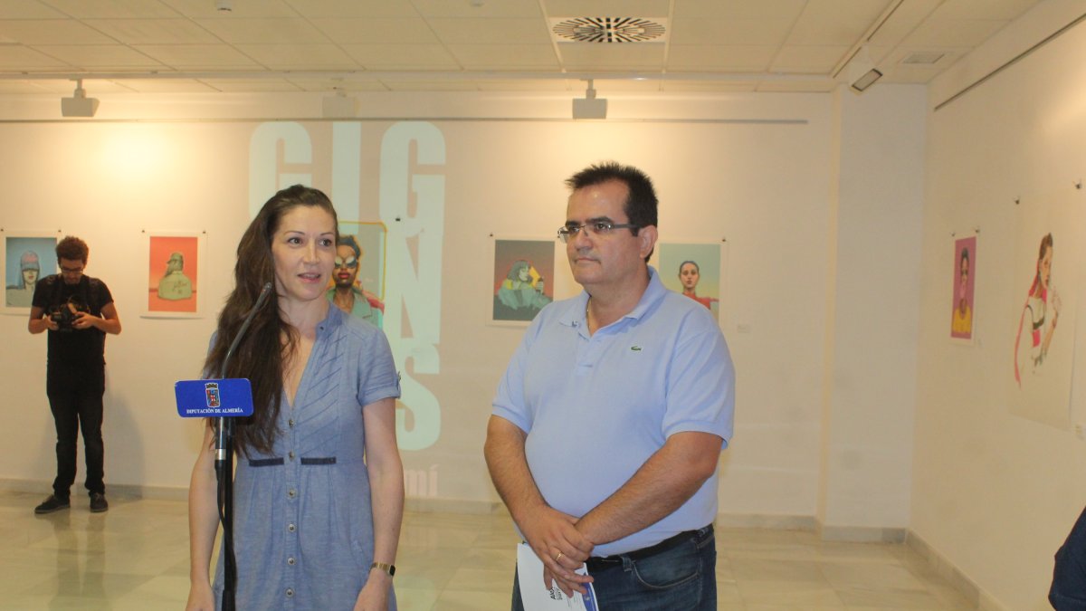 La ilustradora Aurora Rumí; y el diputado provincial, Antonio Jesús Rodríguez.