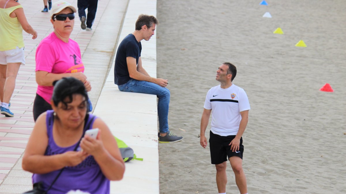 Miguel Corona hasta en la playa con sus futbolistas.