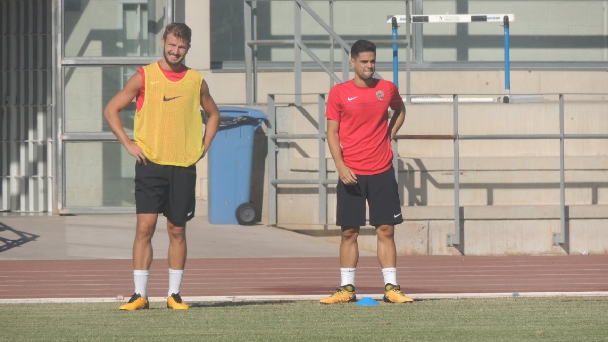 Marco Motta y Fran, este martes en el campo Anexo.