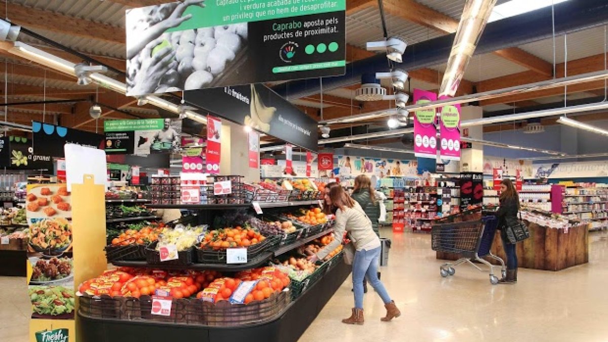 Clientes en una gran superficie de alimentación.