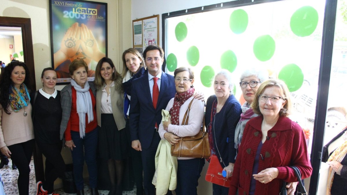 El alcalde Francisco Góngora, junto a Mª José Martín y Julia Ibáñez en el Centro Asociativo Municipal