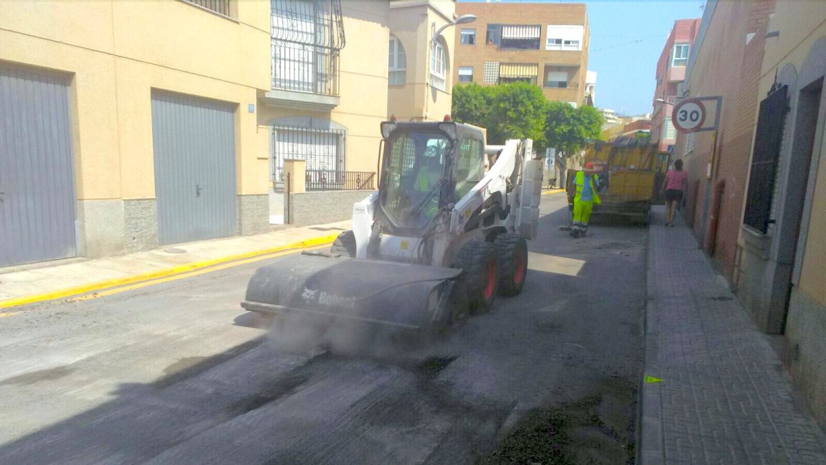 Trabajos de asfaltado en la calle Antonio Machado de Viator.