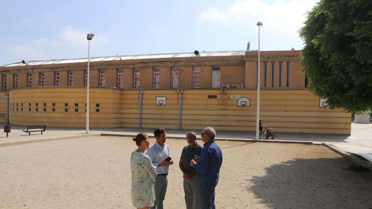 Visita para supervisar las obras en el pabellón.